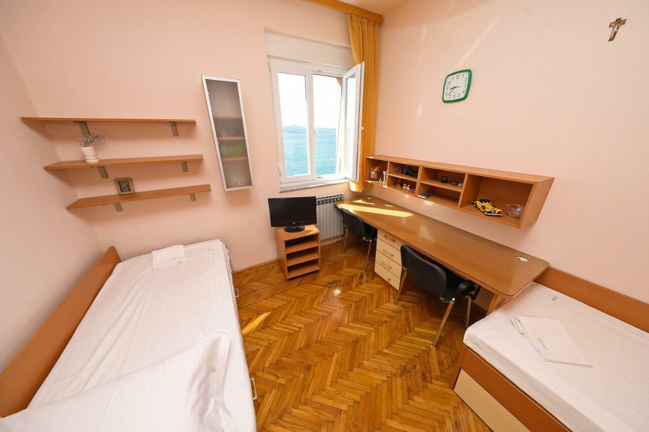 Caisa Classic Beachfront Apartment 자다르 외부 사진